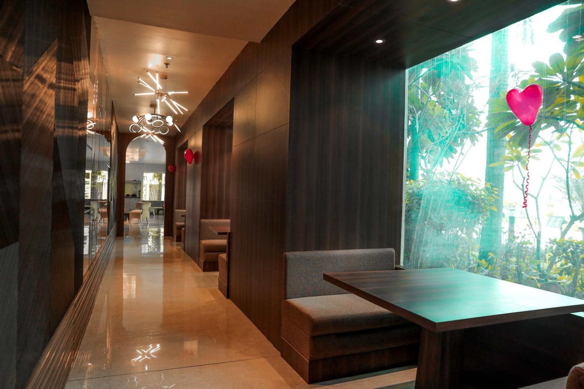 Bravura Gold Resort Meerut Exteriör bild
